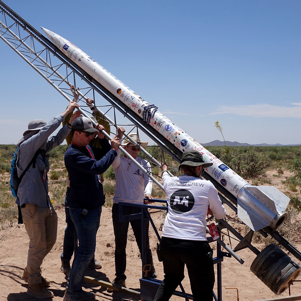 The pad crew putting Imperium VI up onto the launch rail.